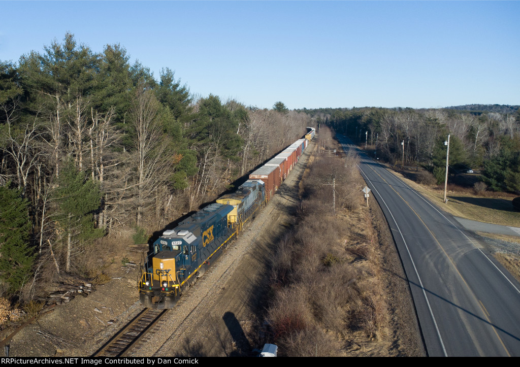 CSXT 1727 Leads L071 West at East Newport